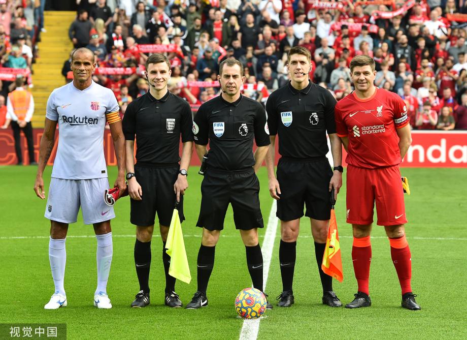 支持球队！欧文坐在场边观看独行侠对阵湖人的比赛（欧文现身场边，助威独行侠对阵湖人）