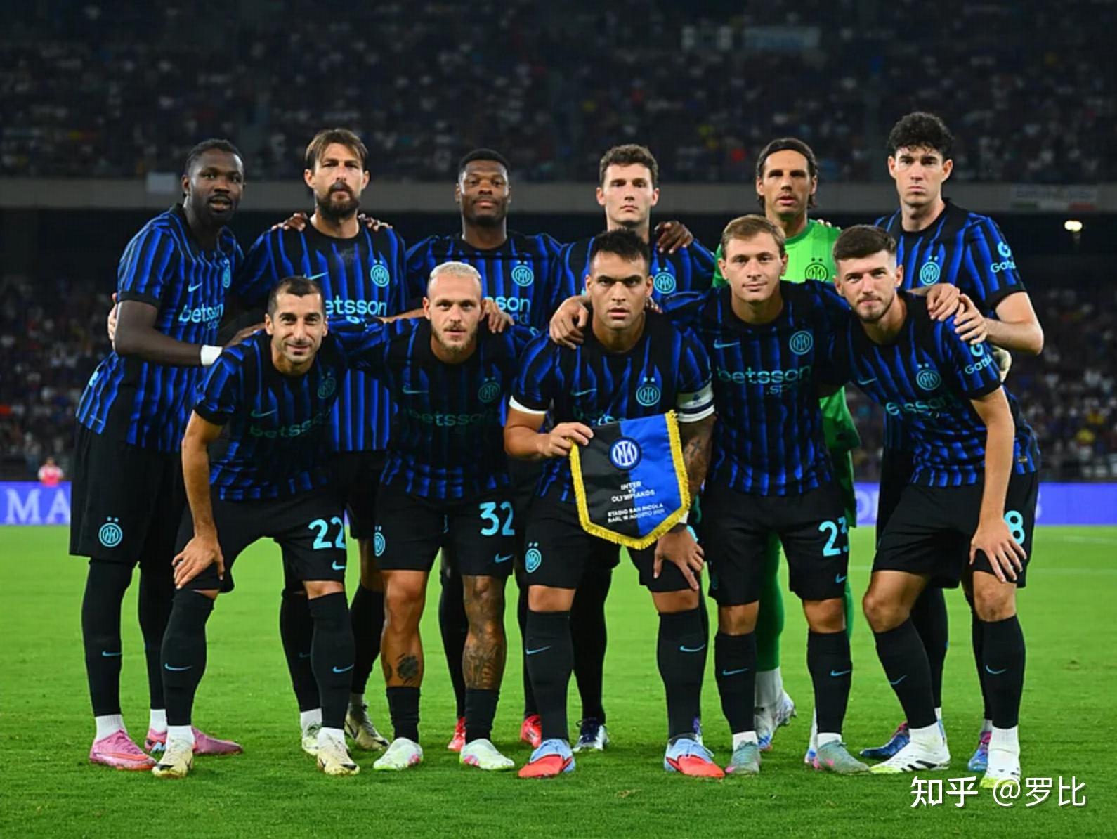 米利亚倒地后被布坎南用球近距离轰了一脚，骂布坎南后遭直红（米利亚倒地遭布坎南近距离砸球，口出恶言后直接染红）