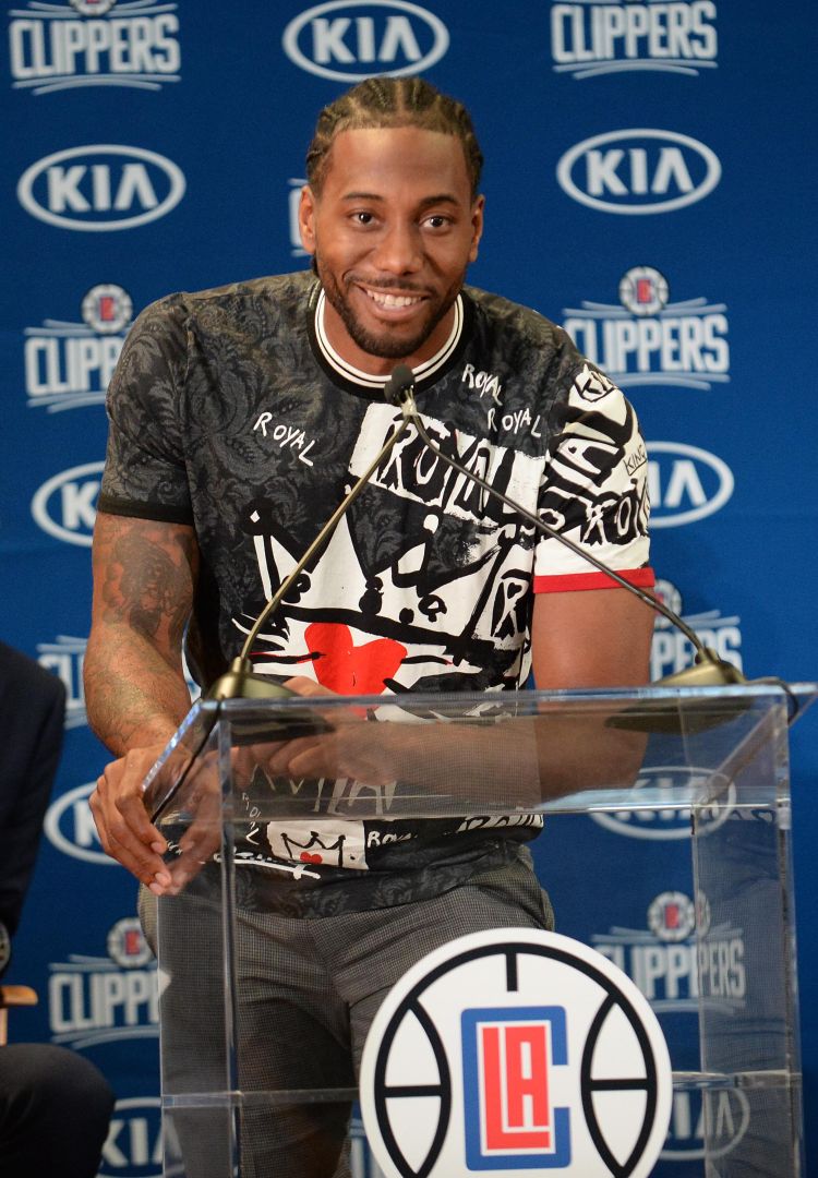 斯基拉：尤文正在研究冬窗签中卫，但补强中场依然是主要目标（斯基拉：尤文冬窗考虑引进中卫，中场补强仍是首要任务）