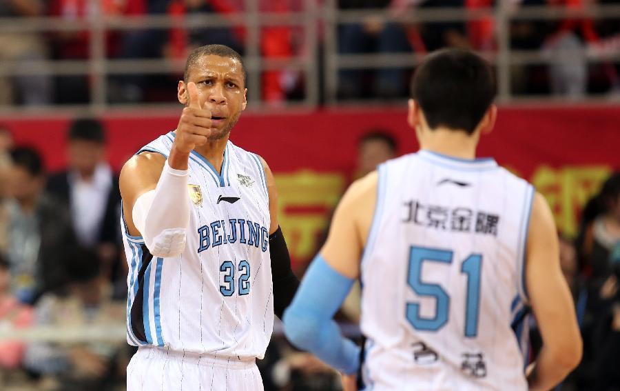 杜篮特连续得分，全队士气高涨（杜篮特火力全开，点燃全队士气）