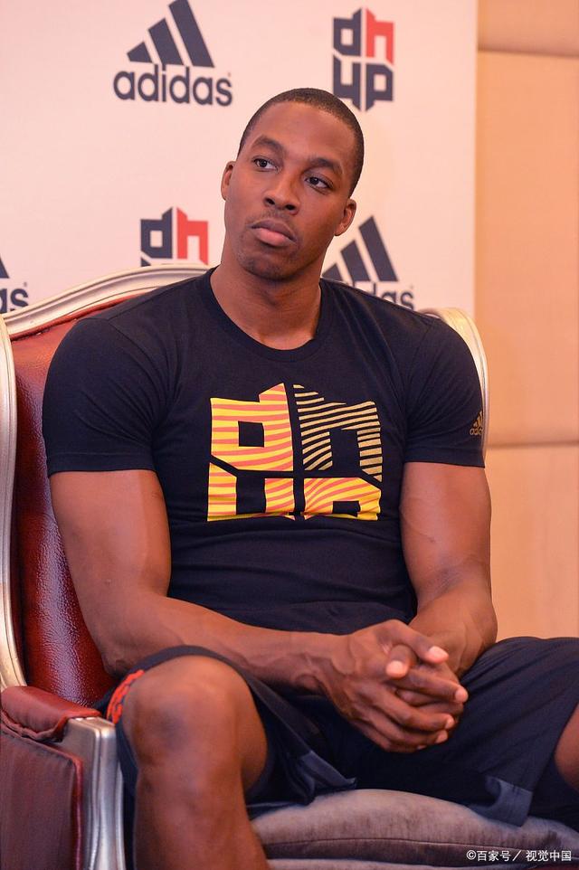 因伤无缘本场比赛，穆西亚拉在家用电视观看拜仁vs巴黎（因伤缺席本场，穆西亚拉居家电视观战拜仁对巴黎）